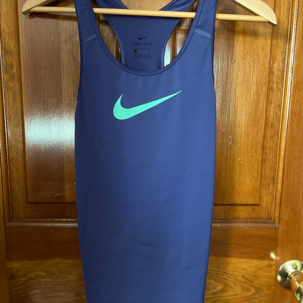 Nike women’s dry fit workout tank in size small